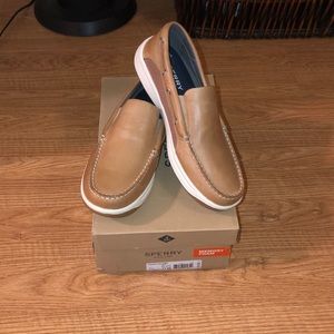 Size 11 in men Sperry top slider.